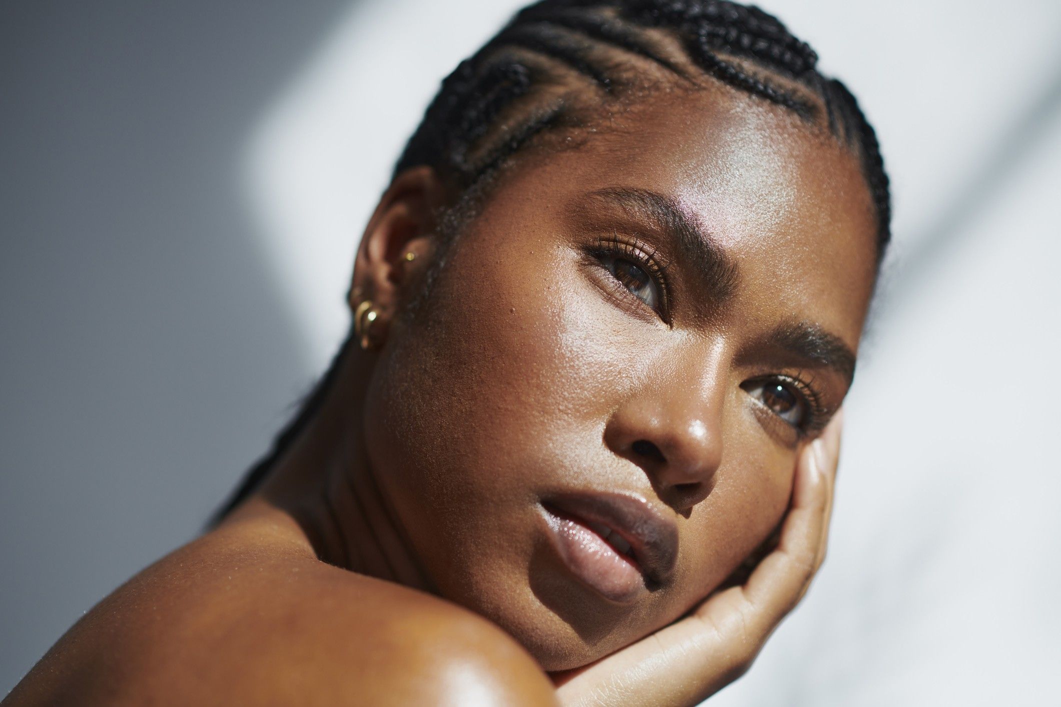 Gorgeous-Black-woman-glowing-skin-braids